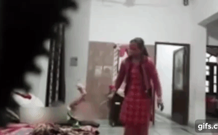 Phát hiện dấu hiệu lạ của con, bố mẹ đặt camera và biết được bộ mặt tàn bạo của người giúp việc