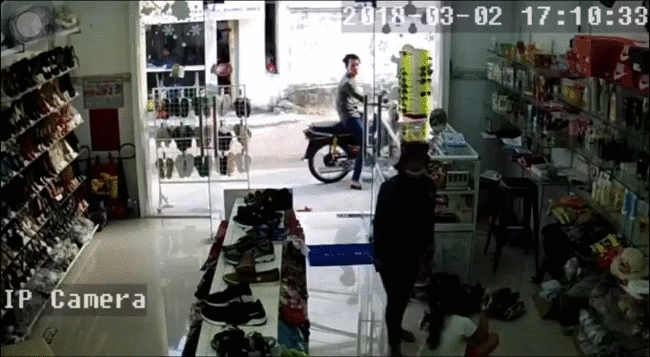 Sốc: Cặp nam nữ thản nhiên vào tận cửa hàng giật điện thoại iPhone 7 trên tay bé gái rồi leo lên xe tẩu thoát giữa ban ngày