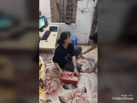 Cười ra nước mắt với món quà anh chồng trẻ tặng vợ ngày 8/3: 'Chỉ là đôi dép nhựa thôi nhưng mình thích là anh vui rồi'