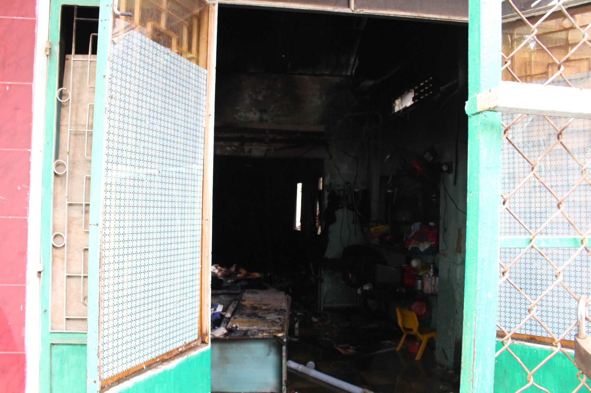 Đà Nẵng: Cháy lan tại nhà trọ giữa trưa, cả xóm náo loạn 4