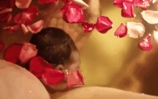 Nước ngoài sinh tại nhà có bác sĩ Sản bên cạnh, về Việt Nam họ 'cắt bác sĩ đi'!