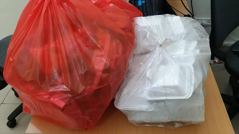 Thấy dòng người mệt lả vì tắc đường suốt 4, 5 tiếng trên cao tốc Pháp Vân, nhóm tài xế quyết định làm việc khiến ai cũng nể phục - Ảnh 2. Thấy dòng người mệt lả vì tắc đường suốt 4, 5 tiếng trên cao tốc Pháp Vân, nhóm tài xế quyết định làm việc khiến ai cũng nể phục 2