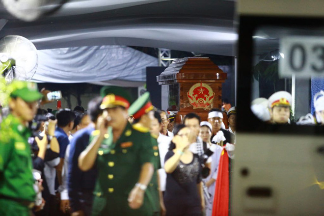 Hàng nghìn người dân đứng bên đường đưa tiễn linh cữu nguyên Thủ tướng Phan Văn Khải 3
