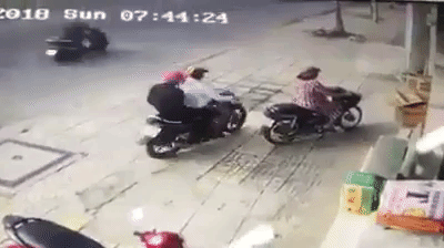 Clip: Người phụ nữ bị 2 thanh niên áp sát giật dây chuyền, ngã bổ nhào ra đường lại tiếp tục bị 2 đối tượng khác giật lần nữa