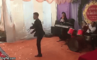 Chú rể bị Lý Tiểu Long 'nhập', múa côn nhị khúc 'dằn mặt' hội người yêu cũ cô dâu