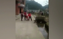 Người phụ nữ thẳng tay ném đứa trẻ xuống mương nước gây phẫn nộ