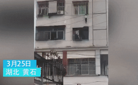 Bé trai đầu mắc kẹt vào khung sắt cửa sổ tầng 4, lơ lửng giữa không trung