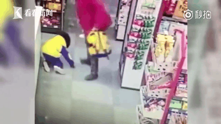 Không thể tin nổi bà nội có thể đánh cháu tới tấp giữa siêu thị chỉ vì cô bé vòi vĩnh mua quà