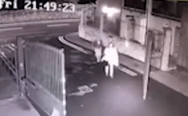 Đang đi bộ, người phụ nữ bị kẻ lạ bất ngờ đâm tới tấp để cướp tài sản