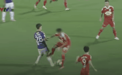 Cơ chế tâm lý nào khiến nhiều cầu thủ vào bóng rất thô bạo, dù ngoài đời hiền lành?