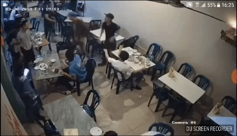 Clip: Hỗn chiến tại quán nhậu như phim hành động chỉ vì cho rằng có người nhìn đểu mình