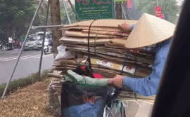 Không nhường đường cho người phụ nữ bán đồng nát, tài xế ô tô nhận hàng loạt chỉ trích vô lý