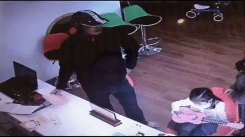 Vờ xin học cho con, người đàn ông 'thó' ngay chiếc điện thoại trước mặt cô trò