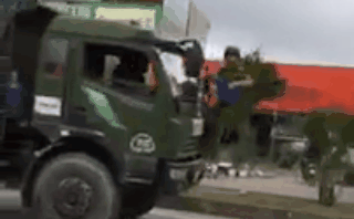 Tài xế cố tình cho xe chạy dù có cảnh sát trật tự bám trên cần gạt nước 