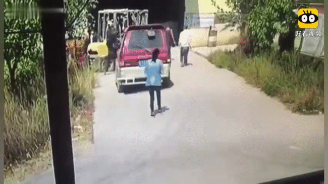 Vừa đi vừa nghịch điện thoại, cô gái bị ô tô tông trúng, chưa kịp đứng dậy thì xe đã cuốn vào gầm