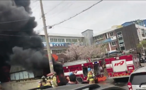 Xe cứu hỏa vội vàng tiến vào dập lửa, không ngờ lại bốc cháy ngùn ngụt khiến người dân hoảng loạn bỏ chạy