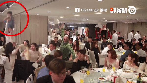 Bế con nhà người ta nhưng ham vui hết phần thiên hạ, chàng trai lỡ tay khiến đứa trẻ đập đầu vào trần nhà đau điếng