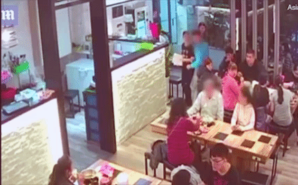 Sơ ý hất tóc vào bạn đồng nghiệp ngồi bên cạnh, cô gái lĩnh hậu quả khiến mọi người trong nhà hàng kinh hãi