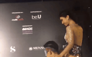 Clip hoá tiên cá, thản nhiên lột đồ trên thảm đỏ gây phản cảm của Tiêu Châu Như Quỳnh