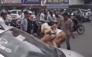 Công an lên tiếng vụ CSGT quật ngã tài xế taxi xuống đường