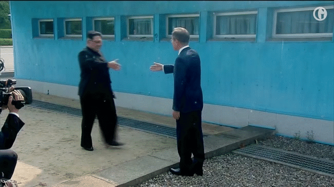 Khoảnh khắc lịch sử: Ông Kim Jong Un bước qua biên giới 2 miền Triều Tiên, một kỷ nguyên mới được bắt đầu