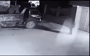 Điều tra clip 2 đối tượng cầm súng bắn vào nhà dân rồi đốt ô tô