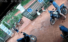 Cánh cổng đổ sập xuống 2 đứa trẻ khiến cả gia đình la hét thất thanh