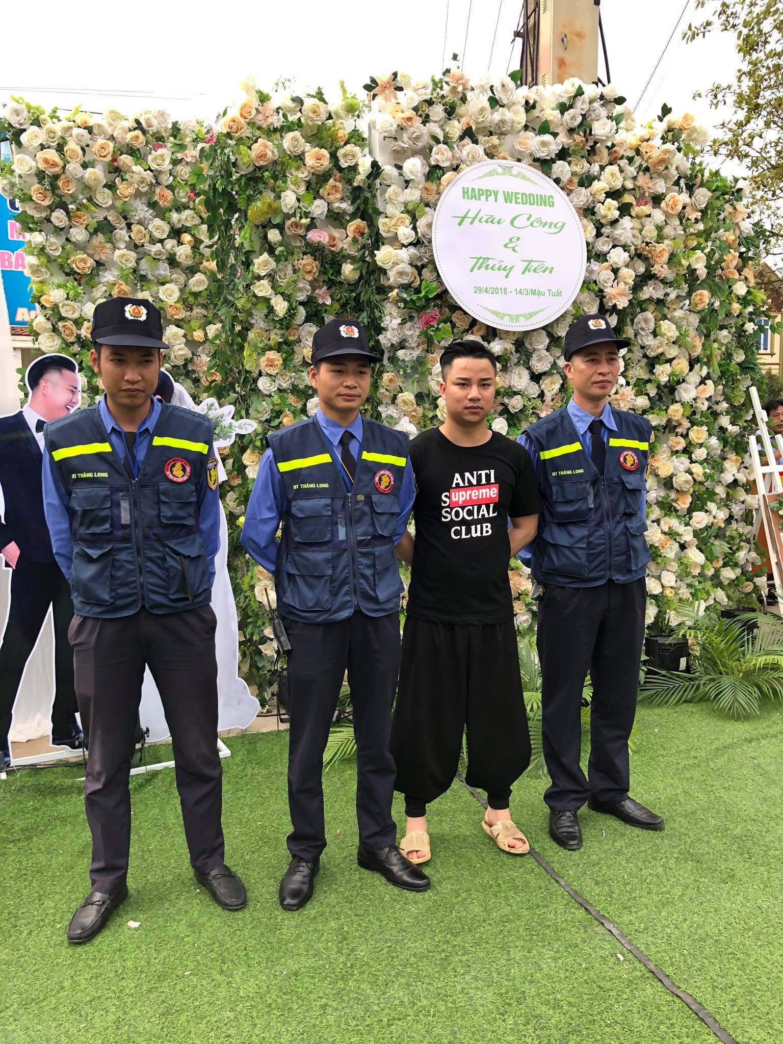 Mr. Đàm, Lam Trường lặn lội về tận quê Hữu Công dự đám cưới, có cả dàn vệ sĩ thắt chặt an ninh ở sự kiện 10