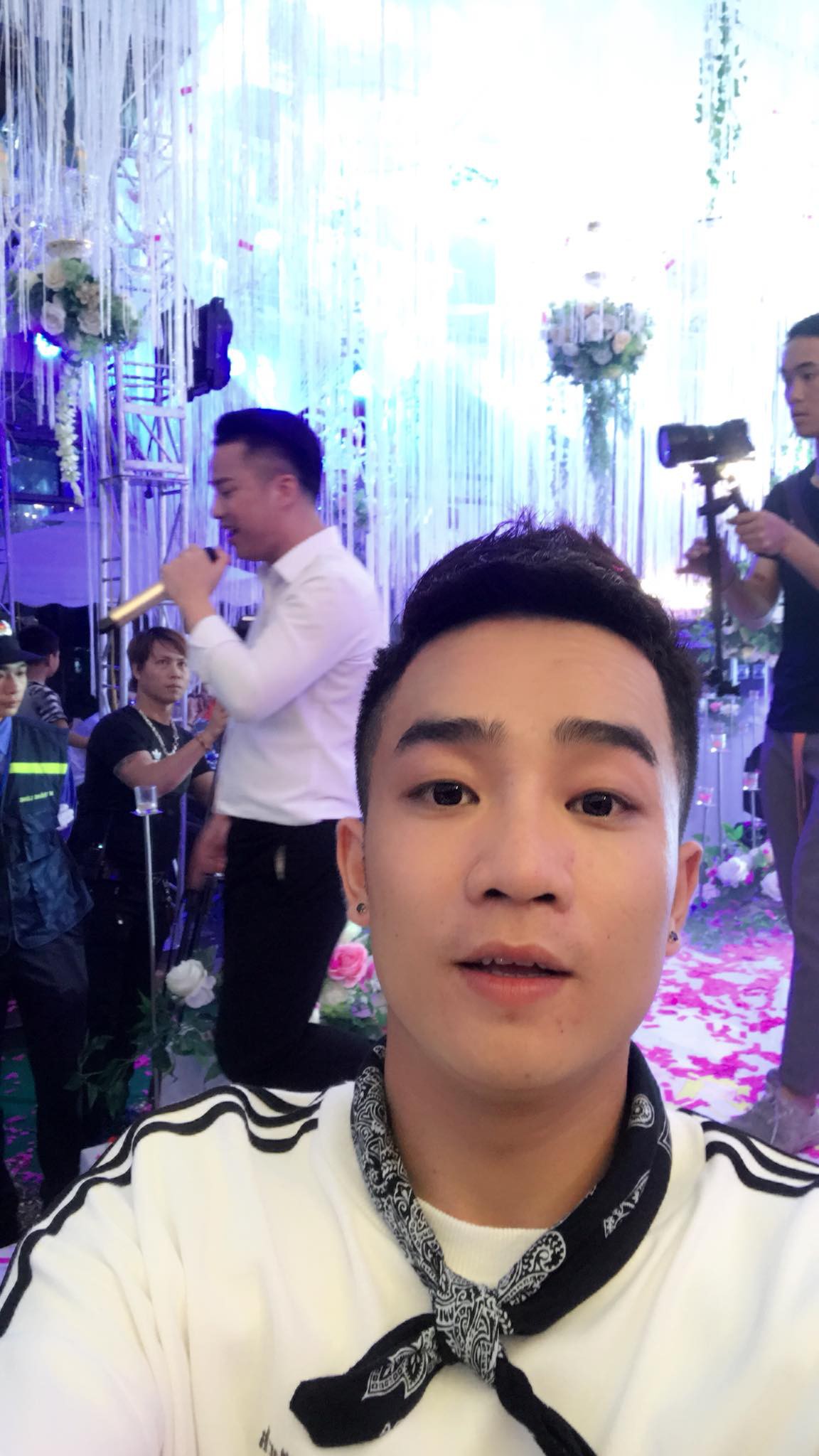 Mr. Đàm, Lam Trường lặn lội về tận quê Hữu Công dự đám cưới, có cả dàn vệ sĩ thắt chặt an ninh ở sự kiện - Ảnh 7. Mr. Đàm, Lam Trường lặn lội về tận quê Hữu Công dự đám cưới, có cả dàn vệ sĩ thắt chặt an ninh ở sự kiện 5