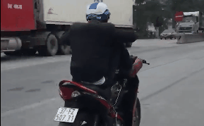 Tiết lộ danh tính nam thanh niên lái xe máy bằng 2 chân, 2 tay bấm điện thoại