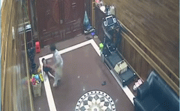 Bảo mẫu tát vào mặt, đánh trẻ dã man bằng cán chổi nhưng dân mạng phản ứng đầy bất ngờ