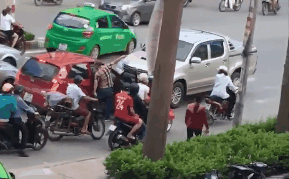 Trước khi lùi xe đâm chết cụ bà, tài xế ô tô bán tải đã cãi nhau với vợ