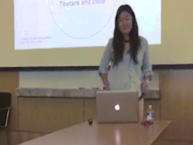 Mỹ: Bị giáo sư chỉ trích khi mặc quần ngắn, cô gái lột đồ ngay giữa buổi thuyết trình tốt nghiệp