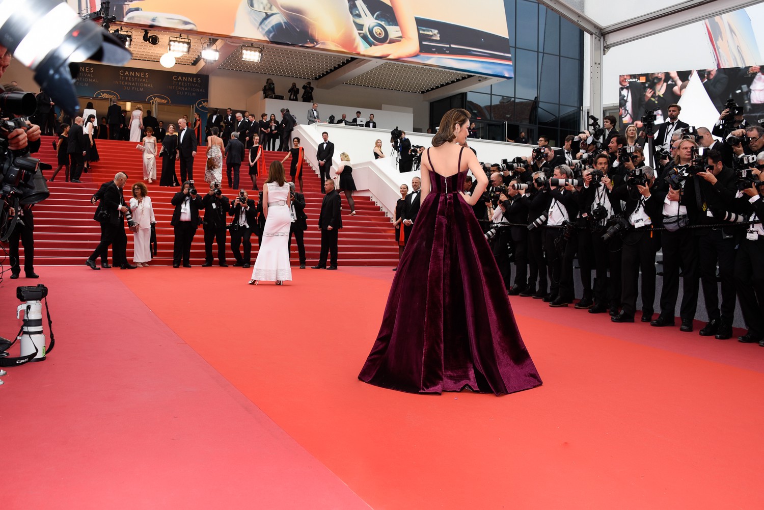 Ngày 3 lên thảm đỏ Cannes, Lý Nhã Kỳ chuyển hẳn sang tông tím từ váy áo đến makeup chuẩn quý cô thập niên 80 6