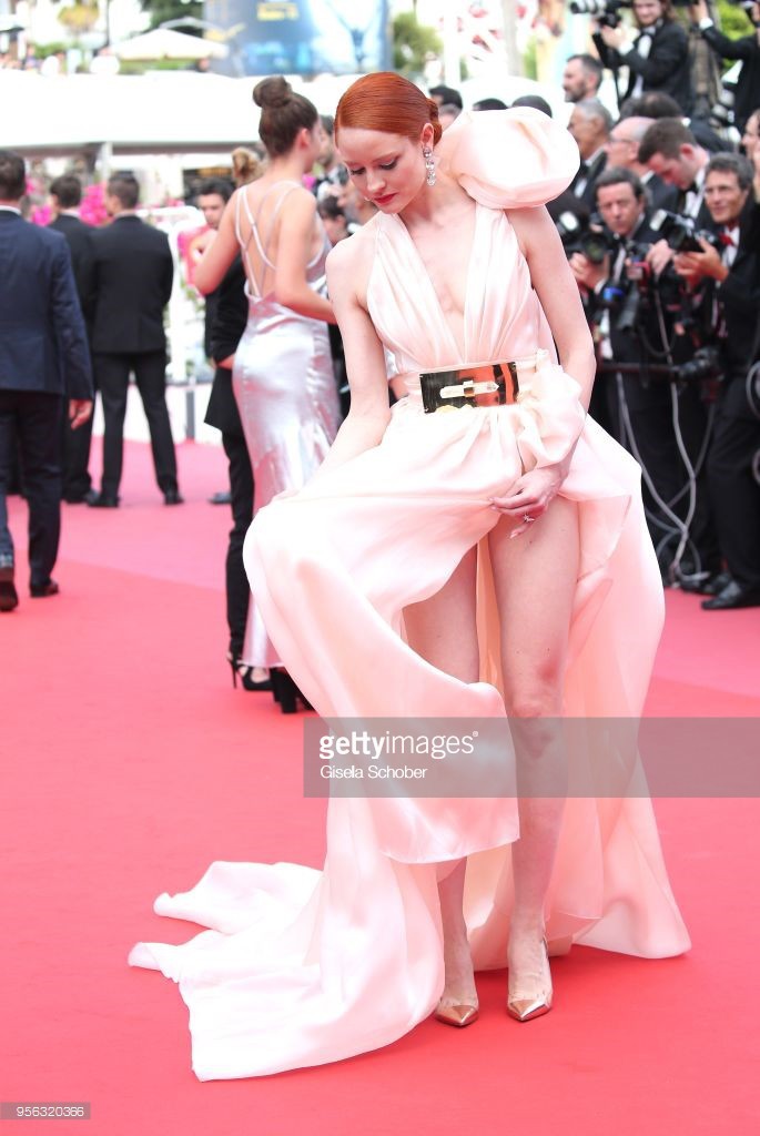 Khi thảm đỏ Cannes trở thành 'cái chợ' của những mỹ nhân Âu - Á không ai biết tên 'bon chen' bằng được 12