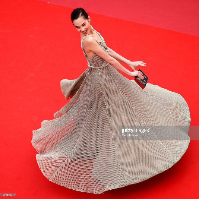 Thảm đỏ Cannes 2018: Mỹ nhân Nhật gây hoang mang với màn tạo dáng có 1 không 2 - Ảnh 2. Thảm đỏ Cannes 2018: Mỹ nhân Nhật gây hoang mang với màn tạo dáng 'có 1 không 2' 2