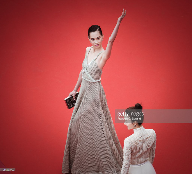 Thảm đỏ Cannes 2018: Mỹ nhân Nhật gây hoang mang với màn tạo dáng có 1 không 2 - Ảnh 3. Thảm đỏ Cannes 2018: Mỹ nhân Nhật gây hoang mang với màn tạo dáng 'có 1 không 2' 3