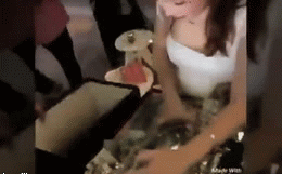 Vừa mở hộp quà sinh nhật chồng tặng, người vợ đã không thể kìm nén cảm xúc