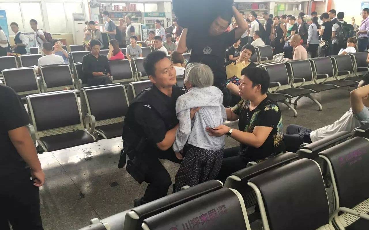 Cụ bà 80 tuổi thiếu giấy tờ nên không được lên tàu, sĩ quan cảnh sát đã làm một việc khiến tất cả mọi người cảm động - Ảnh 1. Cụ bà 80 tuổi thiếu giấy tờ nên không được lên tàu, sĩ quan cảnh sát đã làm một việc khiến tất cả mọi người cảm động 1