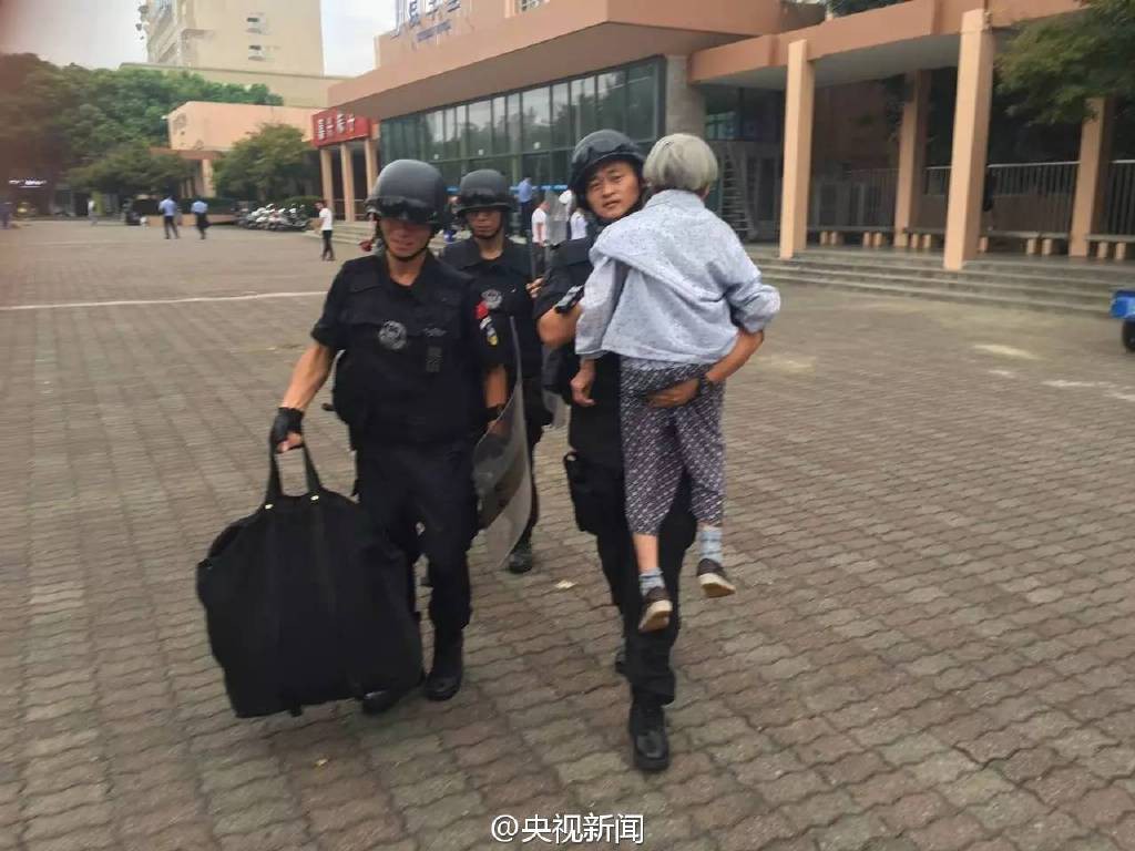 Cụ bà 80 tuổi thiếu giấy tờ nên không được lên tàu, sĩ quan cảnh sát đã làm một việc khiến tất cả mọi người cảm động 2