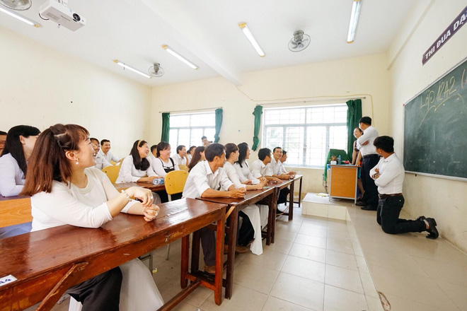 Đây là bộ ảnh kỷ yếu của nhóm học sinh U40 được nhắc và chia sẻ nhiều nhất hôm nay - Ảnh 7. Đây là bộ ảnh kỷ yếu của nhóm học sinh U40 được nhắc và chia sẻ nhiều nhất hôm nay 7