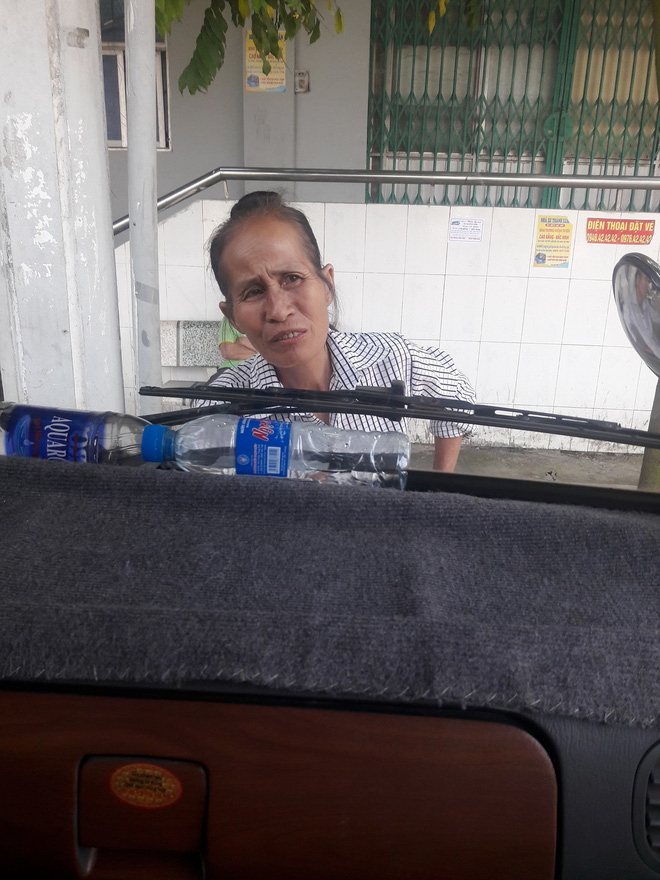 Lấy chồng xa 2 năm mới cho con về thăm ngoại, mẹ trẻ rớt nước mắt khi thấy bà bịn rịn chia tay cháu qua cửa kính xe - Ảnh 2. Lấy chồng xa 2 năm mới cho con về thăm ngoại, mẹ trẻ rớt nước mắt khi thấy bà bịn rịn chia tay cháu qua cửa kính xe 2