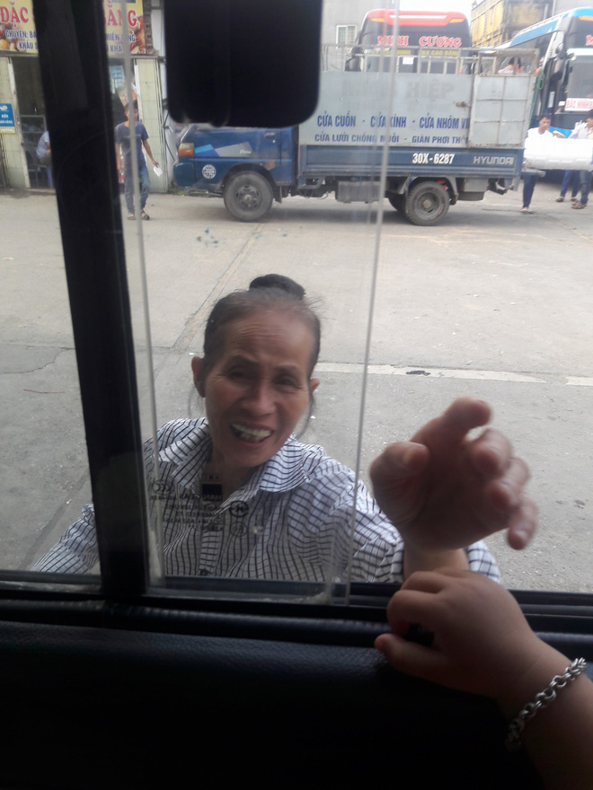 Lấy chồng xa 2 năm mới cho con về thăm ngoại, mẹ trẻ rớt nước mắt khi thấy bà bịn rịn chia tay cháu qua cửa kính xe - Ảnh 3. Lấy chồng xa 2 năm mới cho con về thăm ngoại, mẹ trẻ rớt nước mắt khi thấy bà bịn rịn chia tay cháu qua cửa kính xe 3