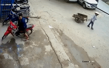 Liều mình bắt trộm xe máy trong tích tắc, nhưng hành động sau đó của cô gái lại bị chỉ trích