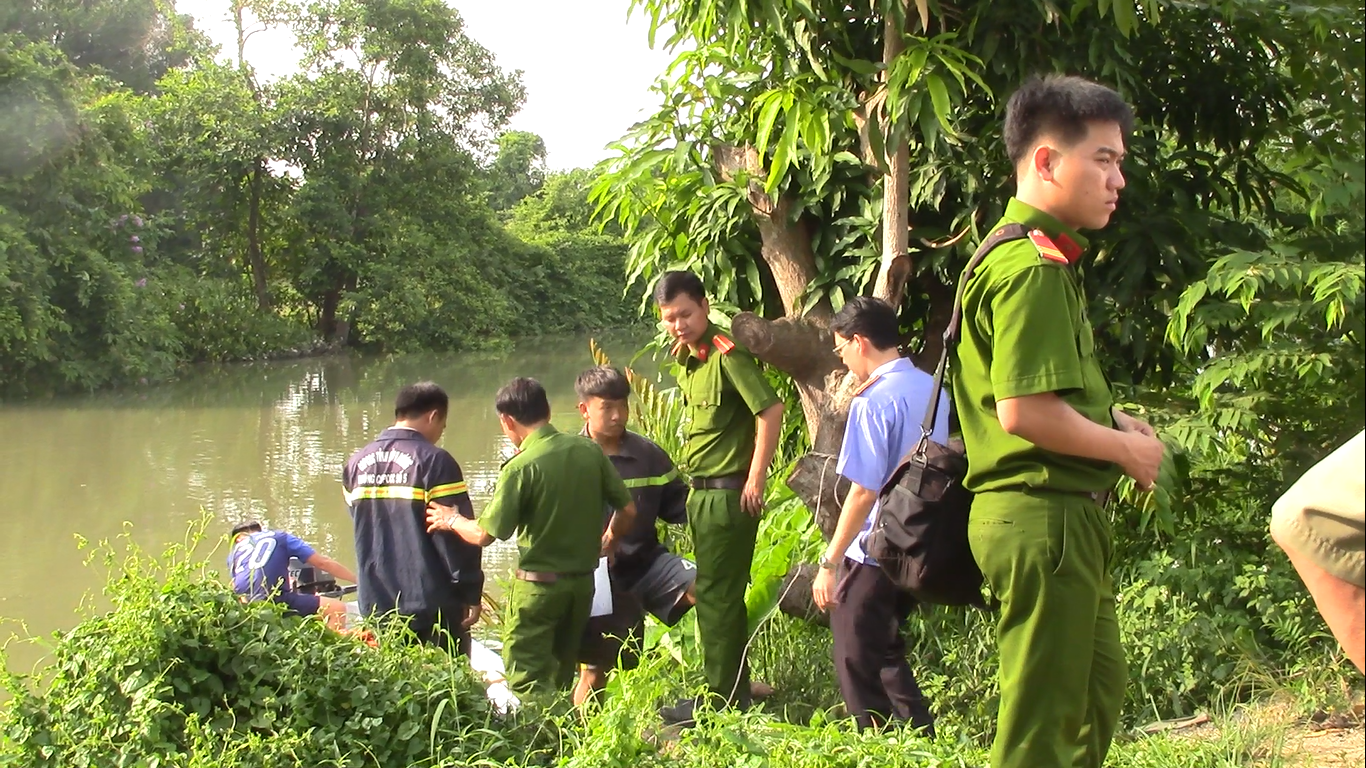 [Ảnh hiện trường]: Người nhái quần thảo trên sông Đồng Nai tìm 3 người trong gia đình mất tích 4