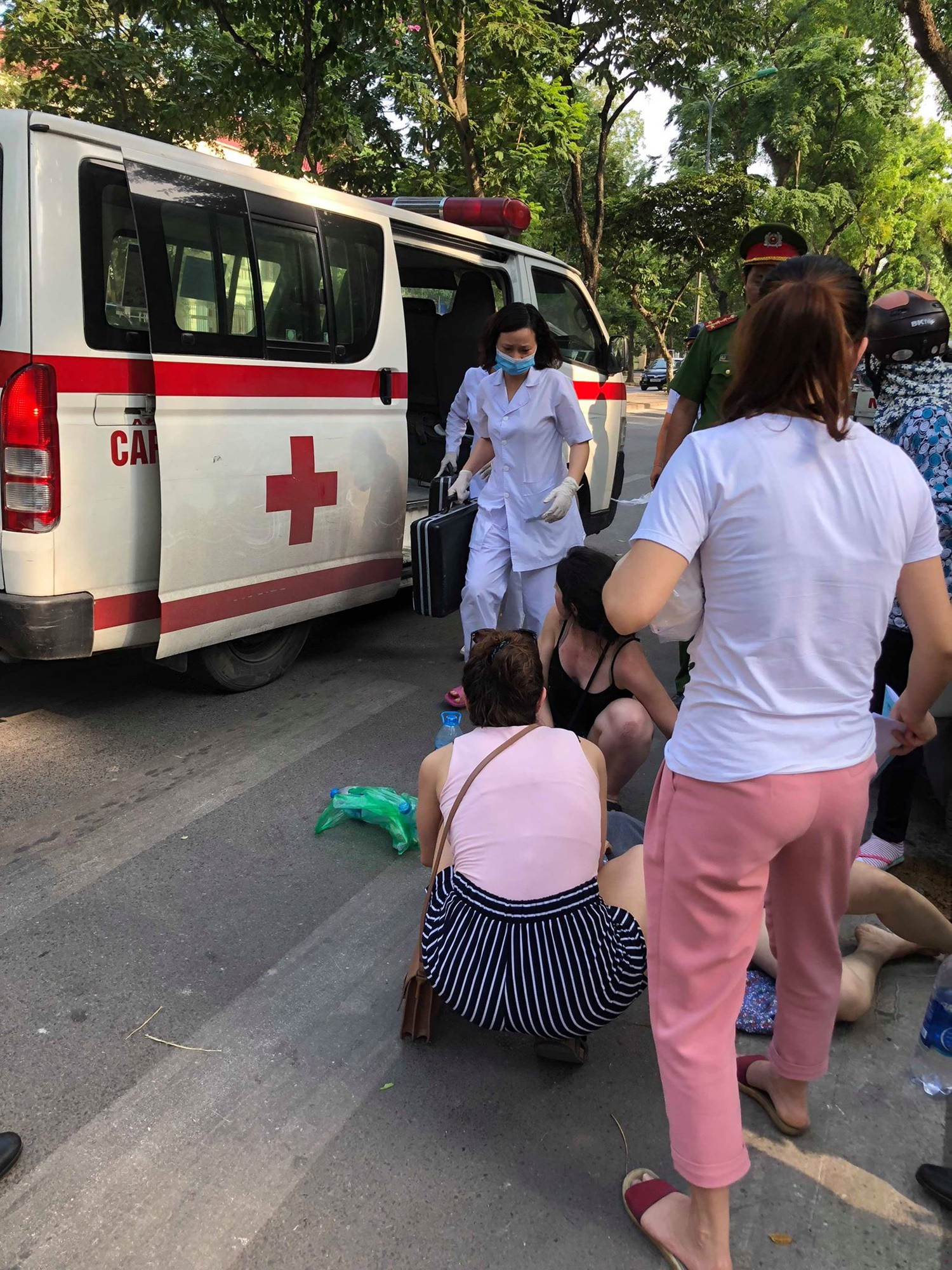 Hà Nội: Nghi say nắng, cô gái tự lao xe vào cột biển báo giao thông được 2 nữ du khách nước ngoài sơ cứu 3