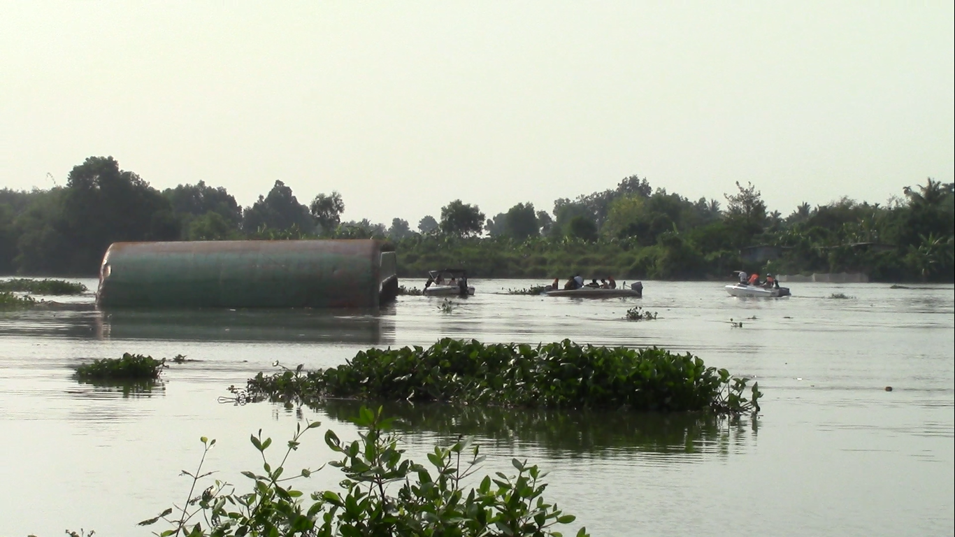 [Ảnh hiện trường]: Người nhái quần thảo trên sông Đồng Nai tìm 3 người trong gia đình mất tích 8