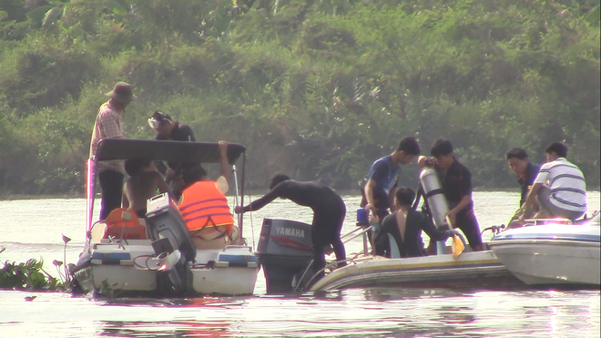 [Ảnh hiện trường]: Người nhái quần thảo trên sông Đồng Nai tìm 3 người trong gia đình mất tích 6