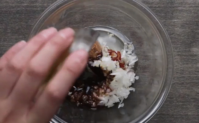 Nấu ăn cho cả nhà mà cô gái đổ tất cả gạo và thịt vào nồi cơm điện, bà mẹ mắng con 'lười' nhưng sau đó ngạc nhiên vì bữa cơm quá ngon