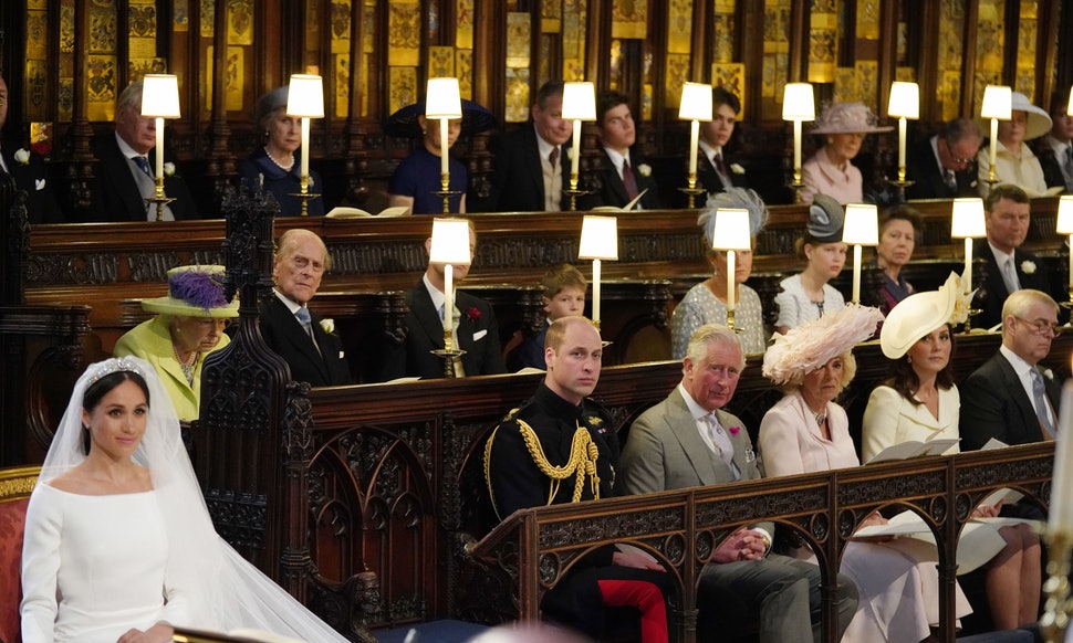 Hoàng tử William ngồi cạnh một chiếc ghế trống trong suốt lễ cưới của em trai, cư dân mạng nhanh chóng tìm hiểu lý do 1